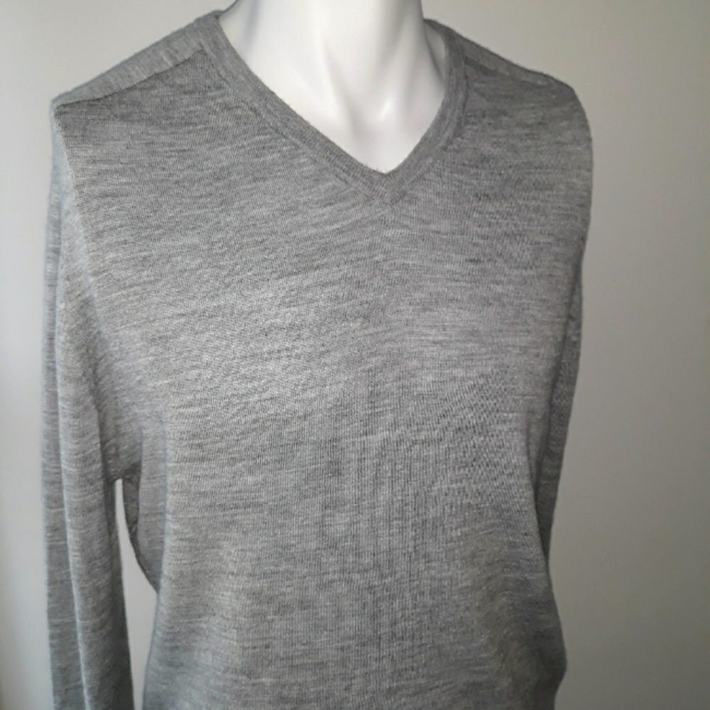 Mudo Collection mens grey merino v neck sweater. Size XL